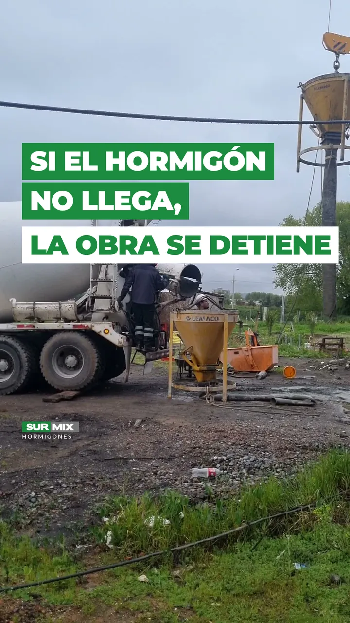 Fotograma de un reel con metraje real de un camión mixer en obra y el texto «Si el hormigón no llega, la obra se detiene»