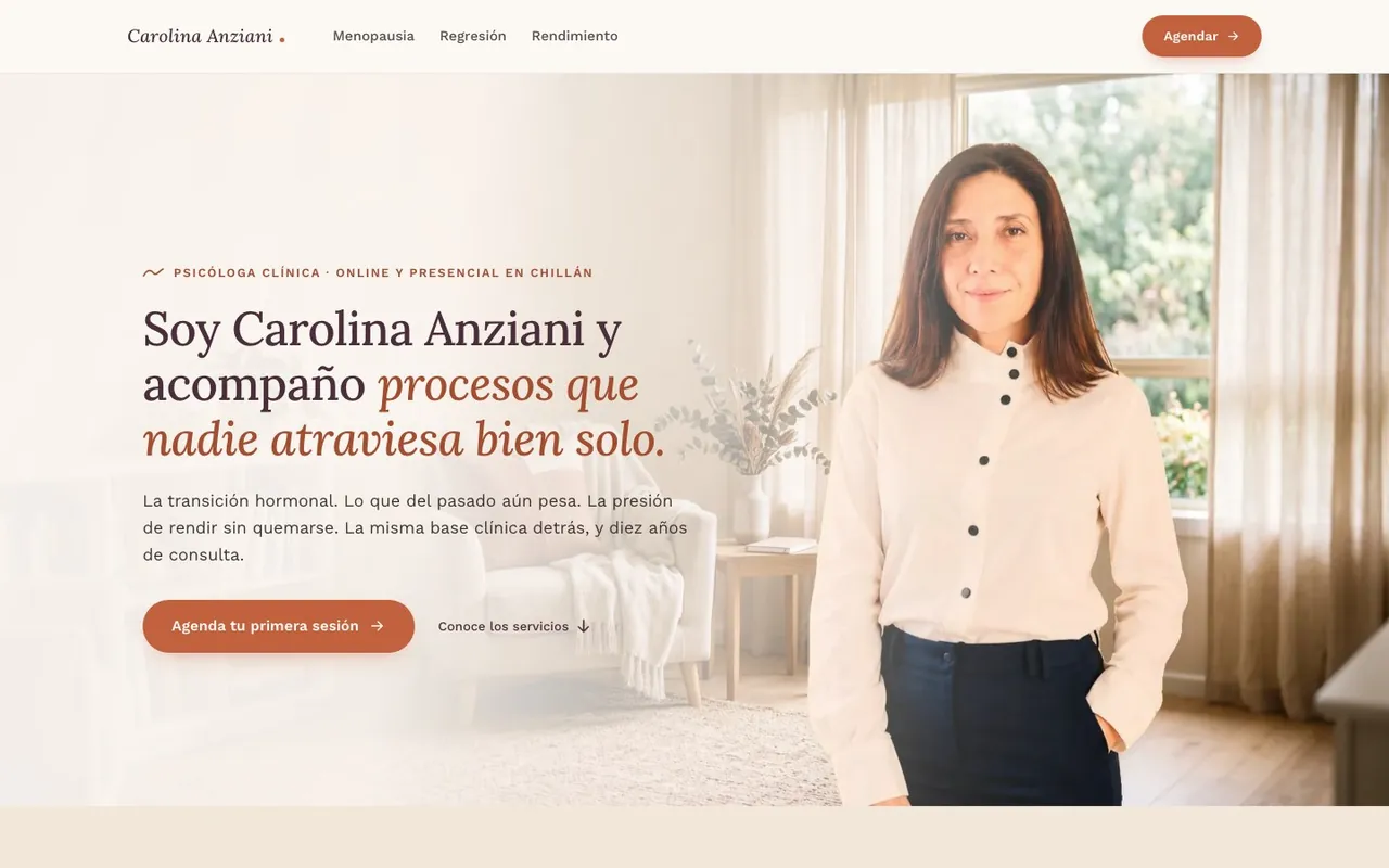 Portada de un sitio de psicología clínica: la psicóloga de pie en su consulta, con titular «Soy Carolina Anziani y acompaño procesos que nadie atraviesa bien solo»