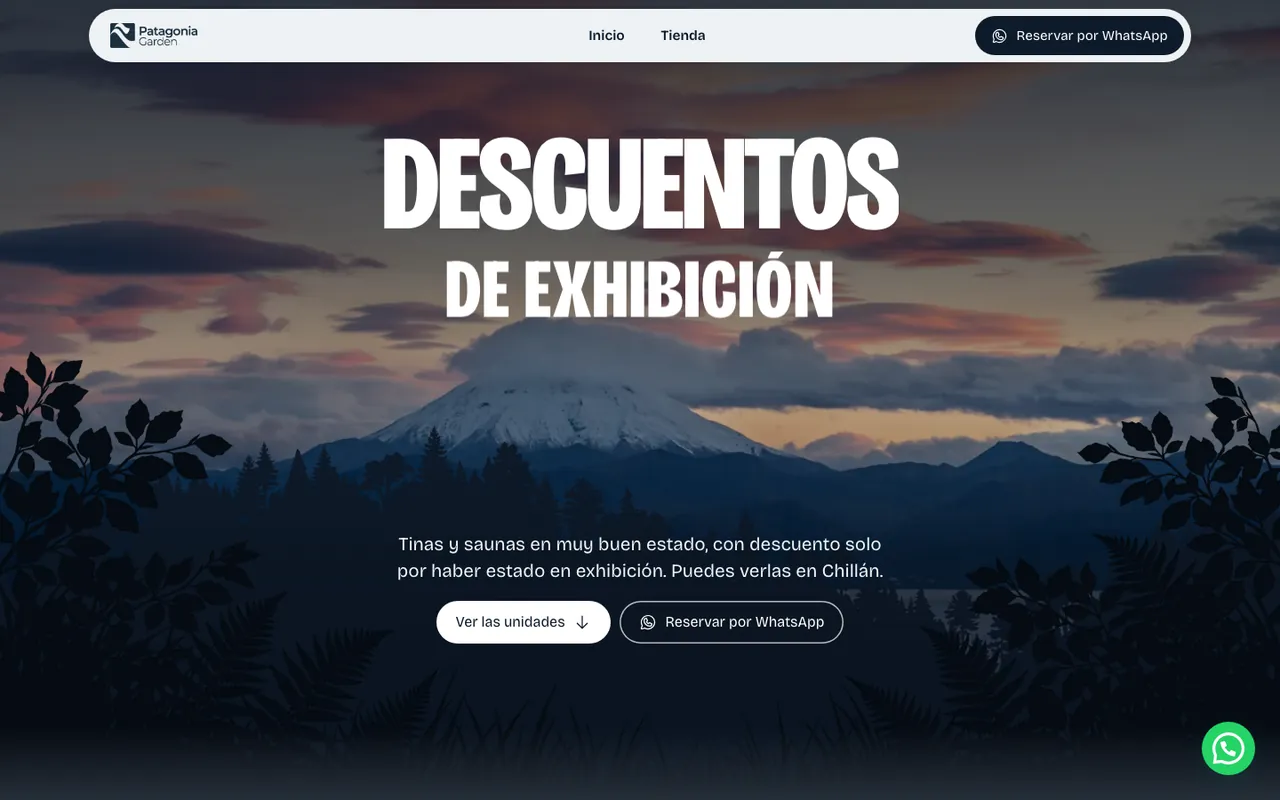 Portada de una página de tinas calientes y saunas: un volcán al atardecer detrás de los árboles y el titular «Descuentos de exhibición»